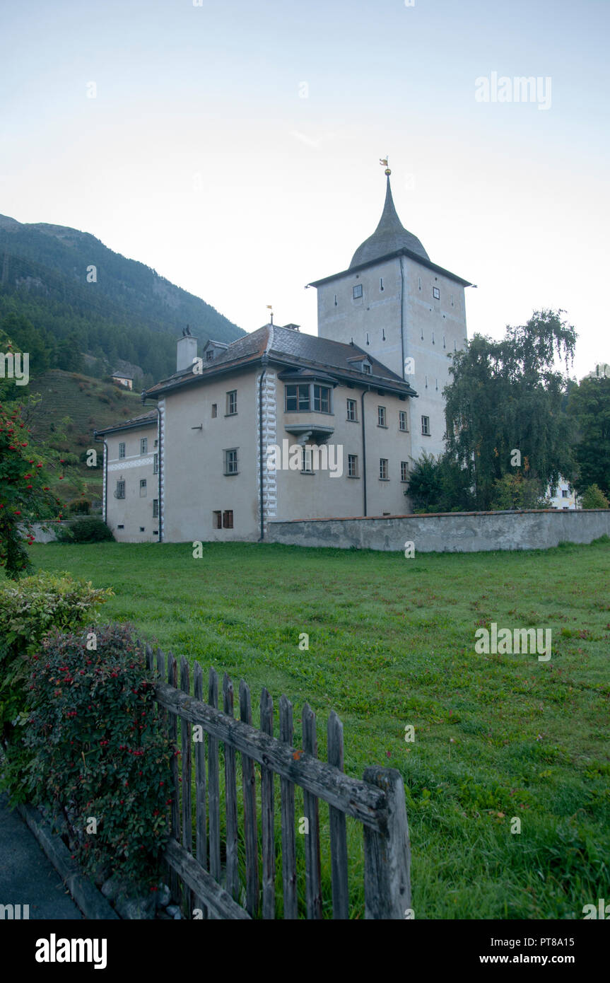 Château de Planta-Wildenberg est un château dans la municipalité de Zernez du Canton des Grisons en Suisse. C'est un site du patrimoine mondial de la Suisse Banque D'Images