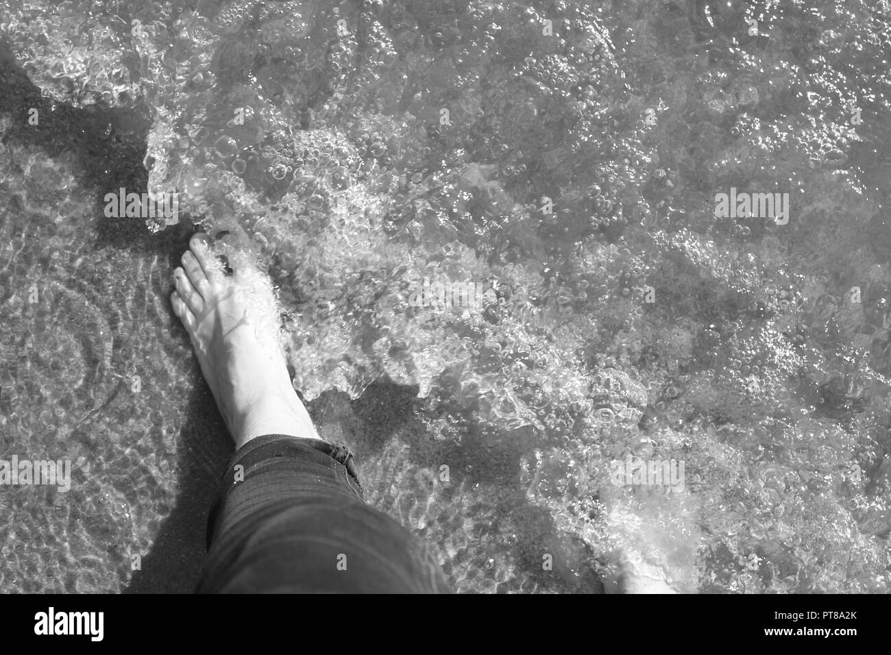 Shine bleu mer avec mousse blanche sur les vagues d'harmonie et de calme belle journée d'automne Banque D'Images