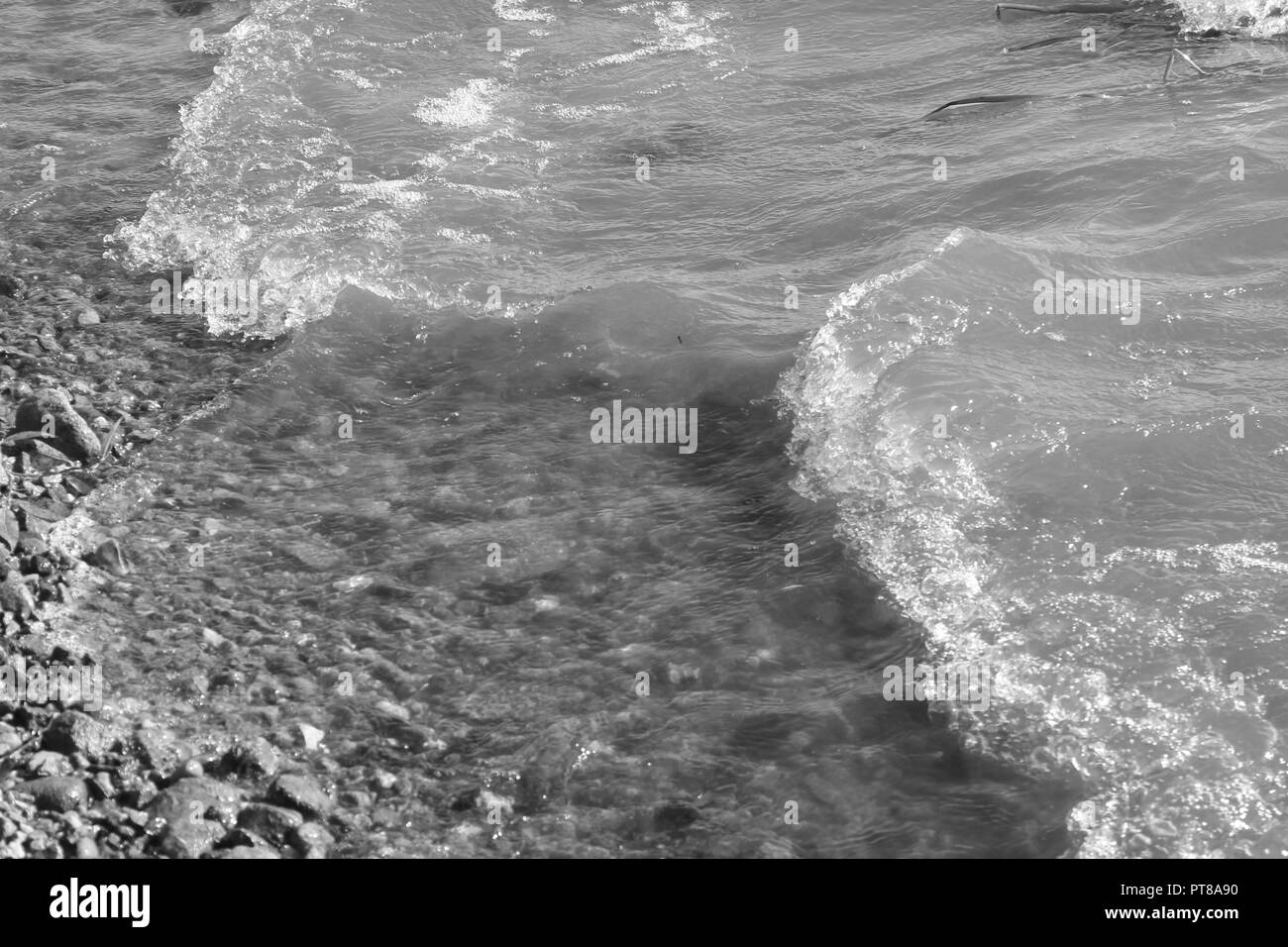 Shine bleu mer avec mousse blanche sur les vagues d'harmonie et de calme belle journée d'automne Banque D'Images