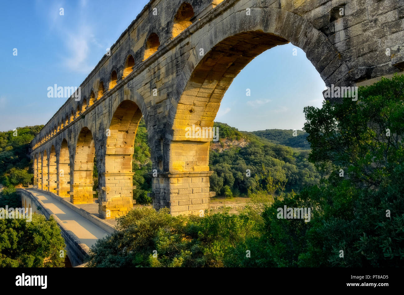 Vue paysage du Pont du Gard au coucher du soleil, France, Europe Banque D'Images