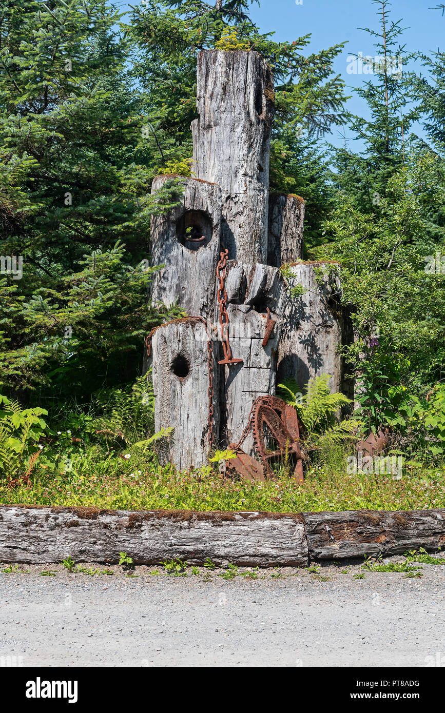 Et en bois, installation art metall Hoonah, Alaska, USAHoonah, Alaska, USA Banque D'Images