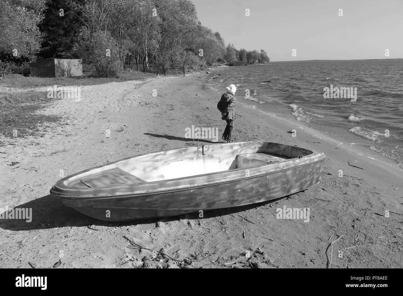 Shine bleu mer avec mousse blanche sur les vagues d'harmonie et de calme belle journée d'automne Banque D'Images