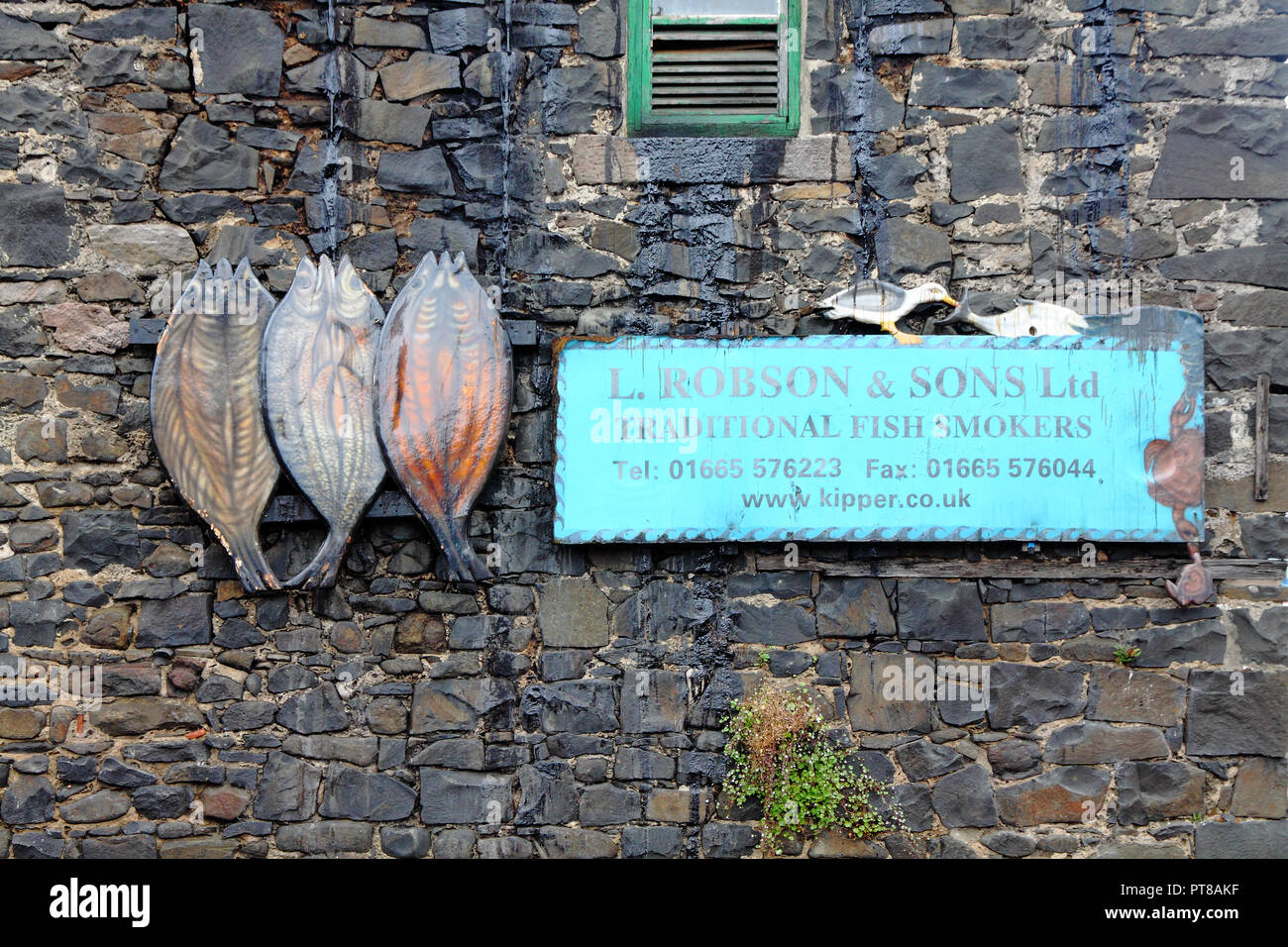 Affiche à l'extérieur du fumeur de poisson de Robson à Craster, domicile de l'hespérie de Craster, Northumberland, Angleterre. Banque D'Images