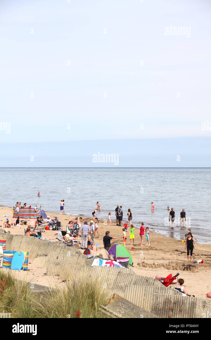 Des foules de gens sur la plage de Blackpool à marée haute au cours de l'été, Northumberland, England Banque D'Images