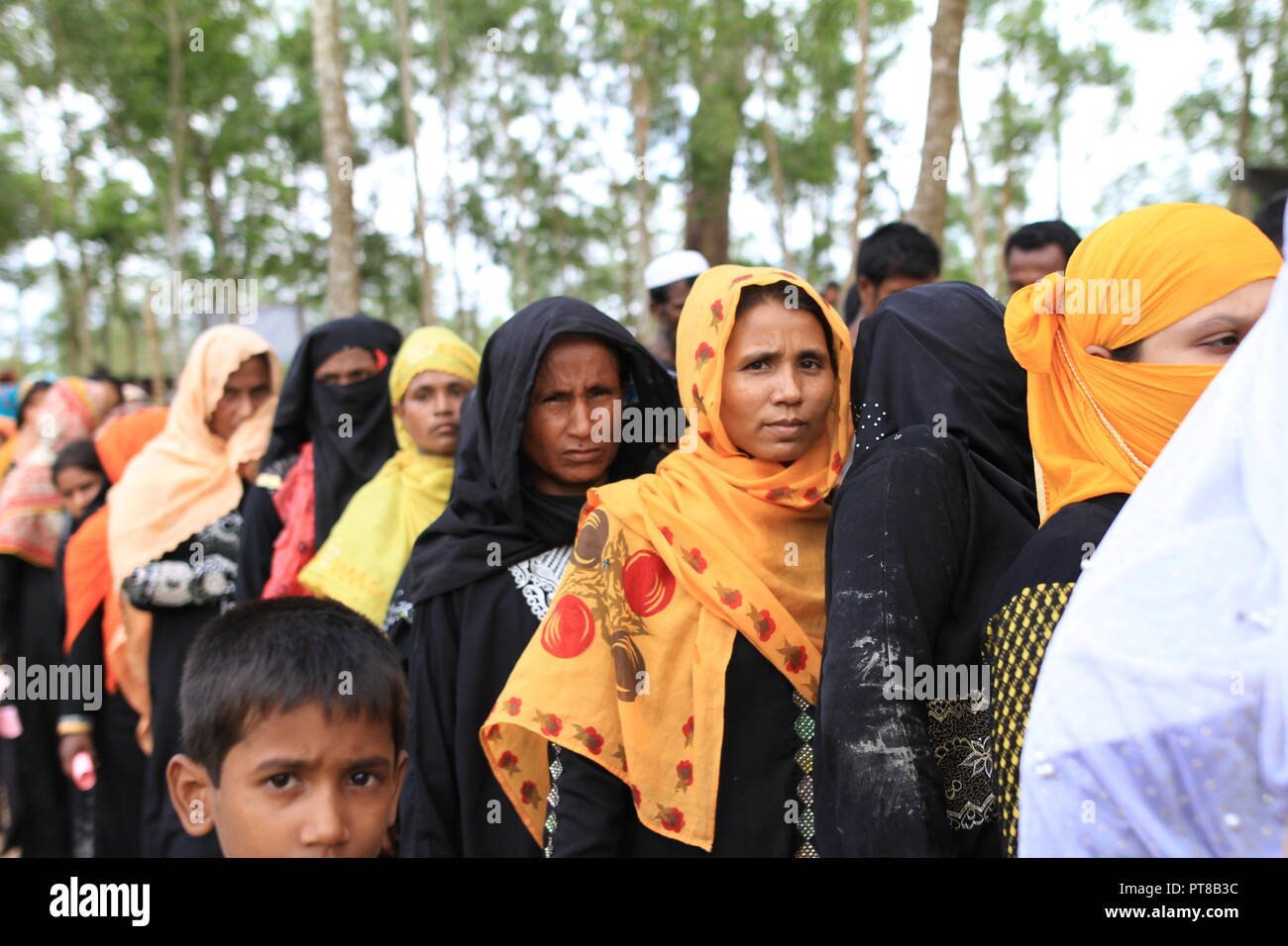 Cox's Bazar, le Bangladesh : des réfugiés Rohingya les femmes attendent de l'aide dans un camp de réfugiés à Ukhia à Cox's Bazar, le Bangladesh le 24 septembre 2017. Le monde plus grand camp de réfugiés au Bangladesh où plus d'un million de personnes vivent dans des Rohingyas et bambou et feuille de bâche. Plus d'un demi-million de réfugiés Rohingyas de l'État de Rakhine au Myanmar, ont fui au Bangladesh depuis août 25, 2017 D'après l'ONU. © Asad Rehman/Alamy Stock Photo Banque D'Images
