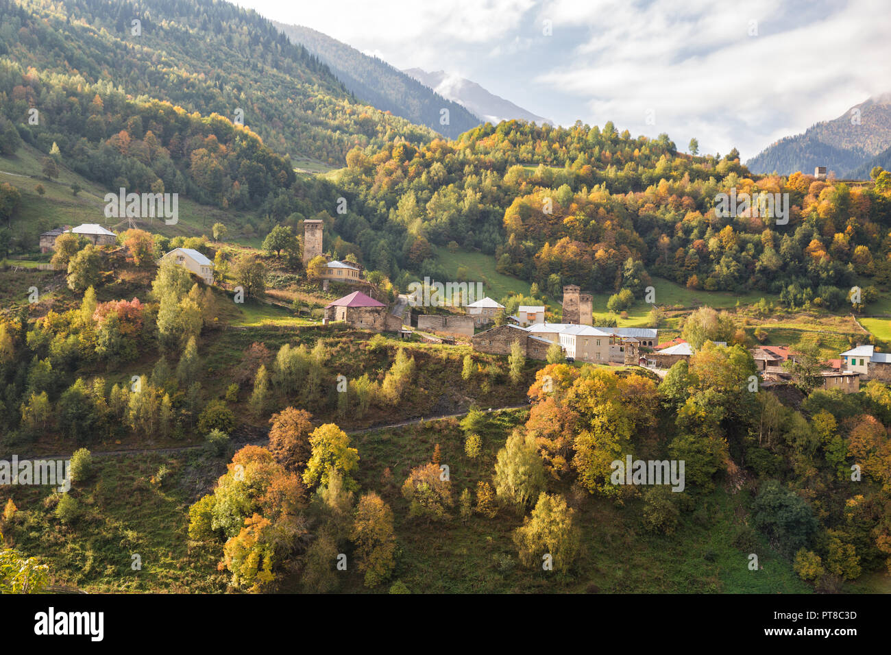 Paysage d'automne pittoresque. Zegani dans Upper Svaneti village entouré de montagnes. La Géorgie Banque D'Images