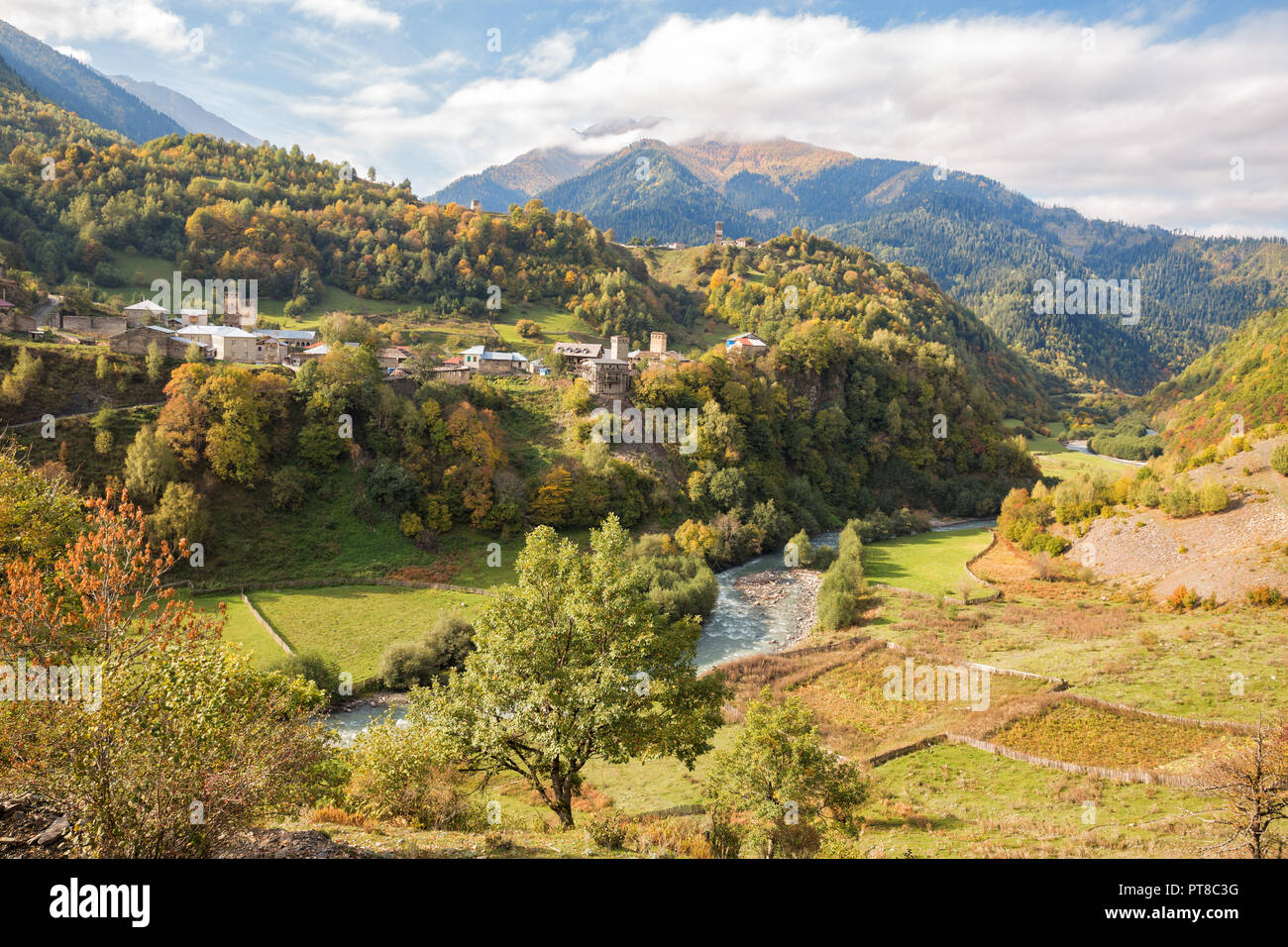 Paysage d'automne pittoresque. Zegani dans Upper Svaneti village entouré de montagnes. La Géorgie Banque D'Images