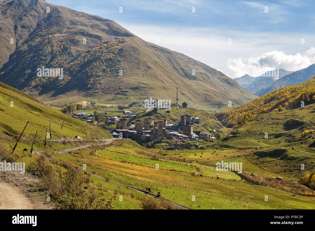 Vue de village de montagne traditionnel avec Ushguli Svan tours. Haut Svaneti, Géorgie Banque D'Images