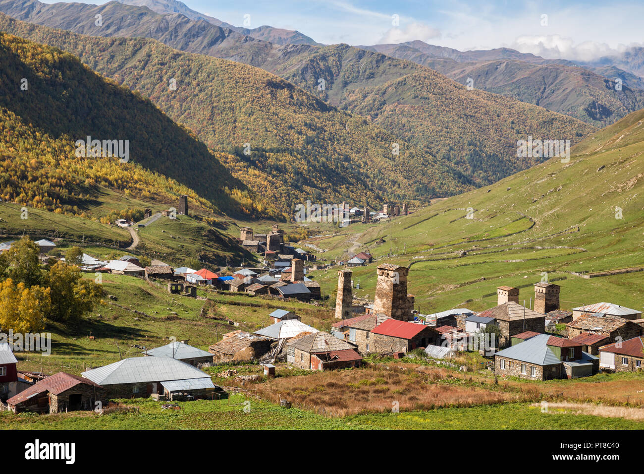 Vue de village de montagne traditionnel avec Ushguli Svan tours, Upper Svaneti, Géorgie Banque D'Images