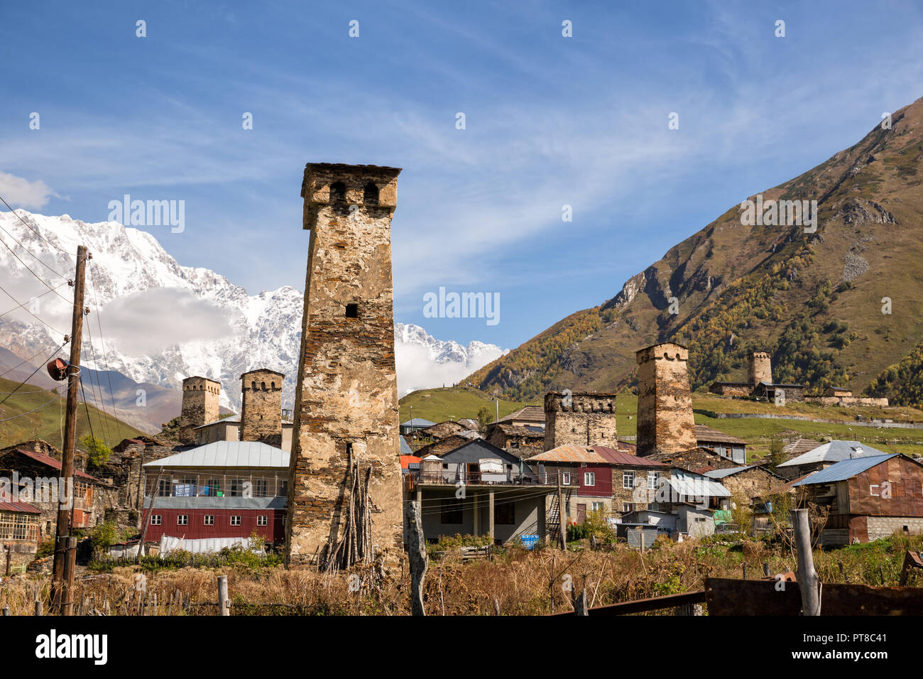 Ushguli village typique et des tours de défense dans la région de Svaneti, Géorgie Banque D'Images
