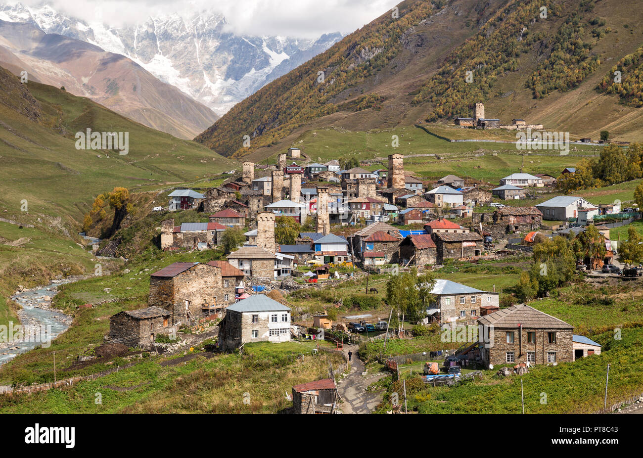Village de montagne traditionnel avec Ushguli Svan tours, Upper Svaneti, Géorgie Banque D'Images