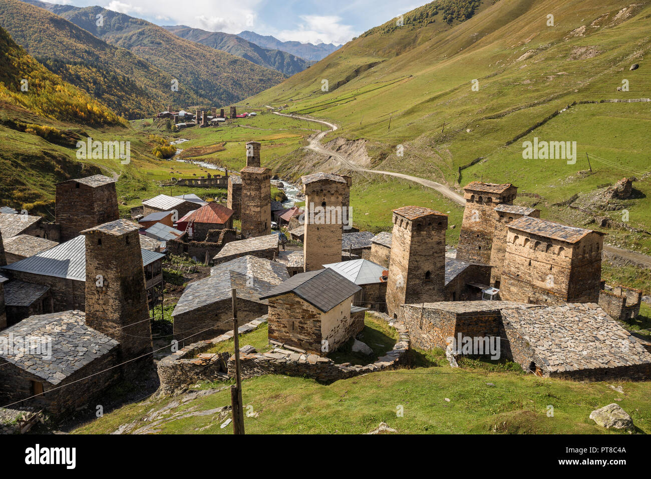 Paysage pittoresque du Haut Svaneti avec ses tours médiévales. Ushguli, Géorgie Banque D'Images