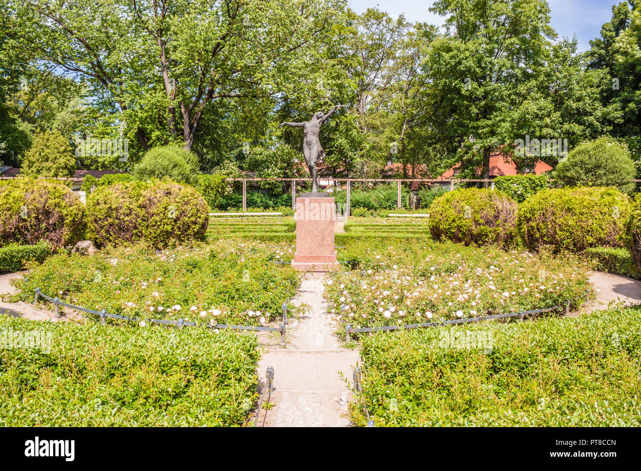 Sculpture d'une danseuse dans la roseraie en parc Skaryszewski, Varsovie, Pologne. Sculpture 'Dancer' par le sculpteur polonais Stanislaw Jackowski. Banque D'Images