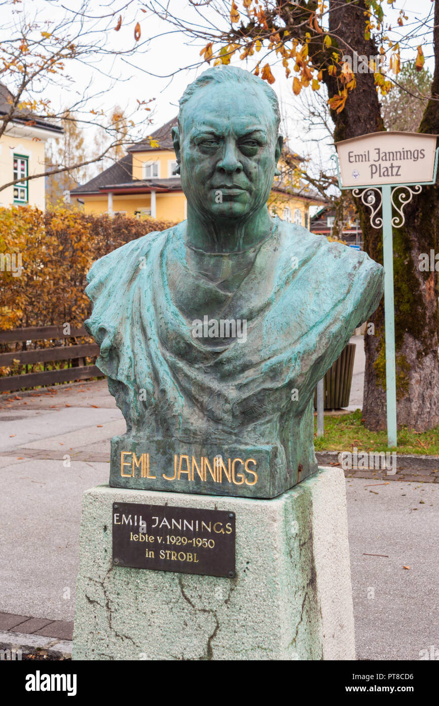 Strobl am Wolfgsngsee, Autriche - Novembre 4,2017 : buste sculptural d'Emil Jannings - un acteur allemand, récipiendaire du prix que l'Oscar du meilleur acteur en 1929 Banque D'Images