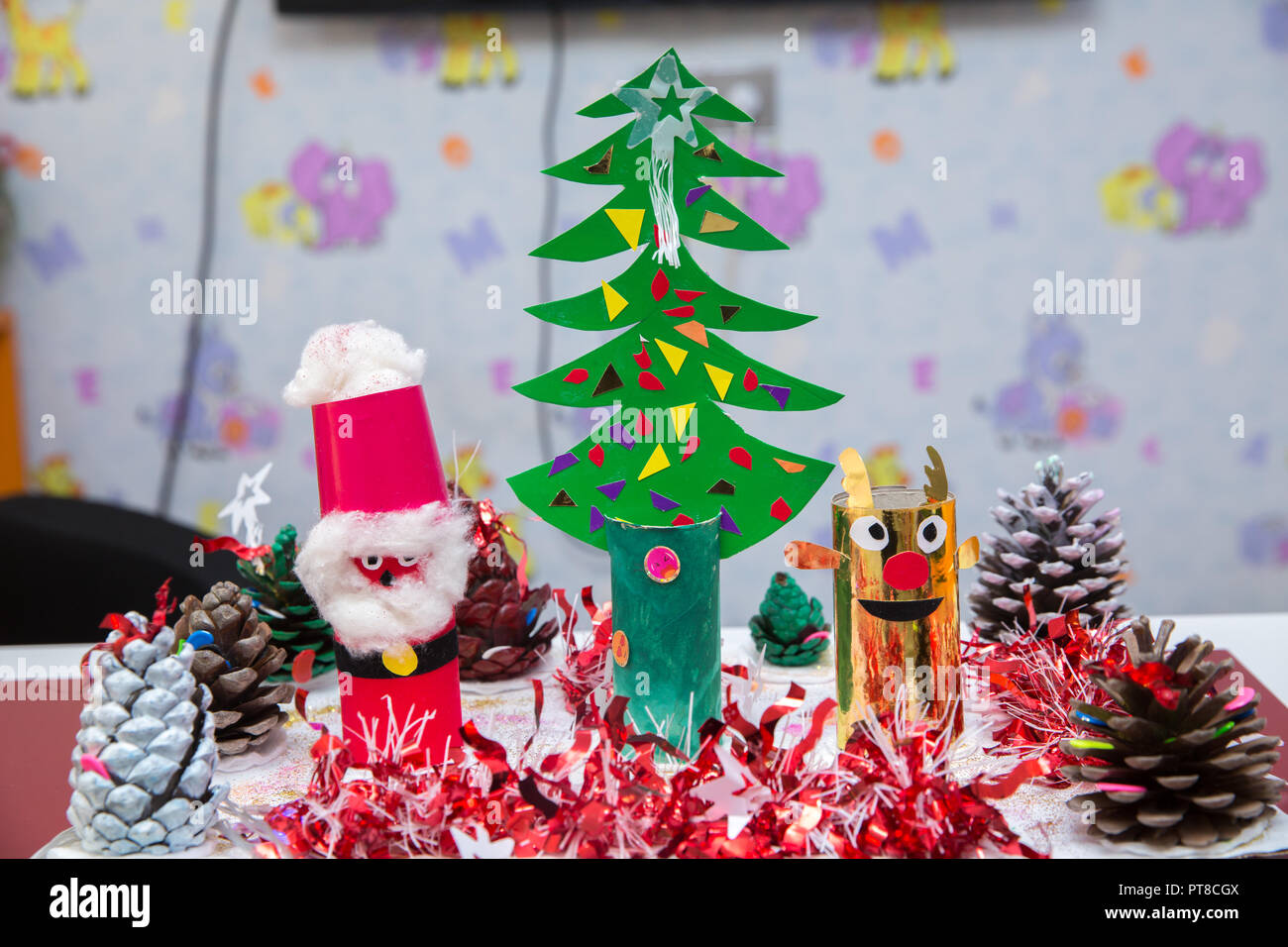 Père Noël en papier . sapin en papier . visage de Père Noël, l'air si mignon que fabriqué à partir de papiers autocollants et tirer décoration pour Noël, vue de dessus de sapins . Banque D'Images