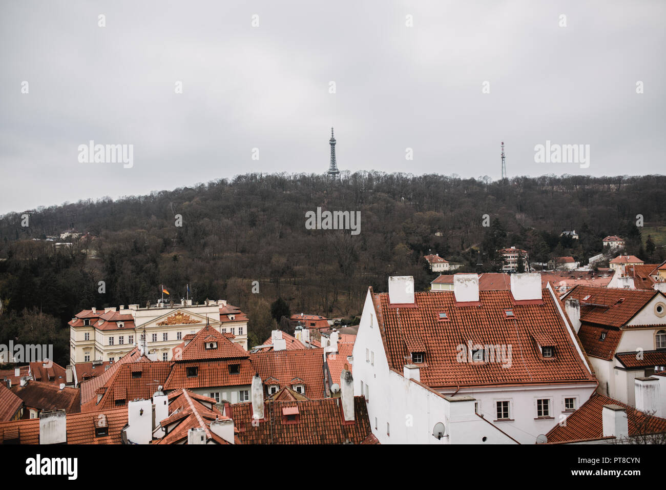 Ville de Prague avec des toits rouges et de l'Église dans le brouillard. Vue sur la ville de Prague vieille ville. Couleurs gris rustique tonifiant. Banque D'Images