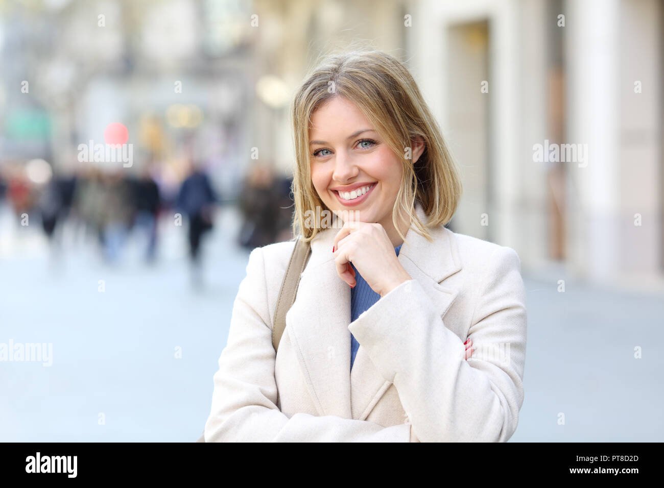 Vue avant, portrait d'une dame élégante heureux posing looking at camera dans la rue Banque D'Images
