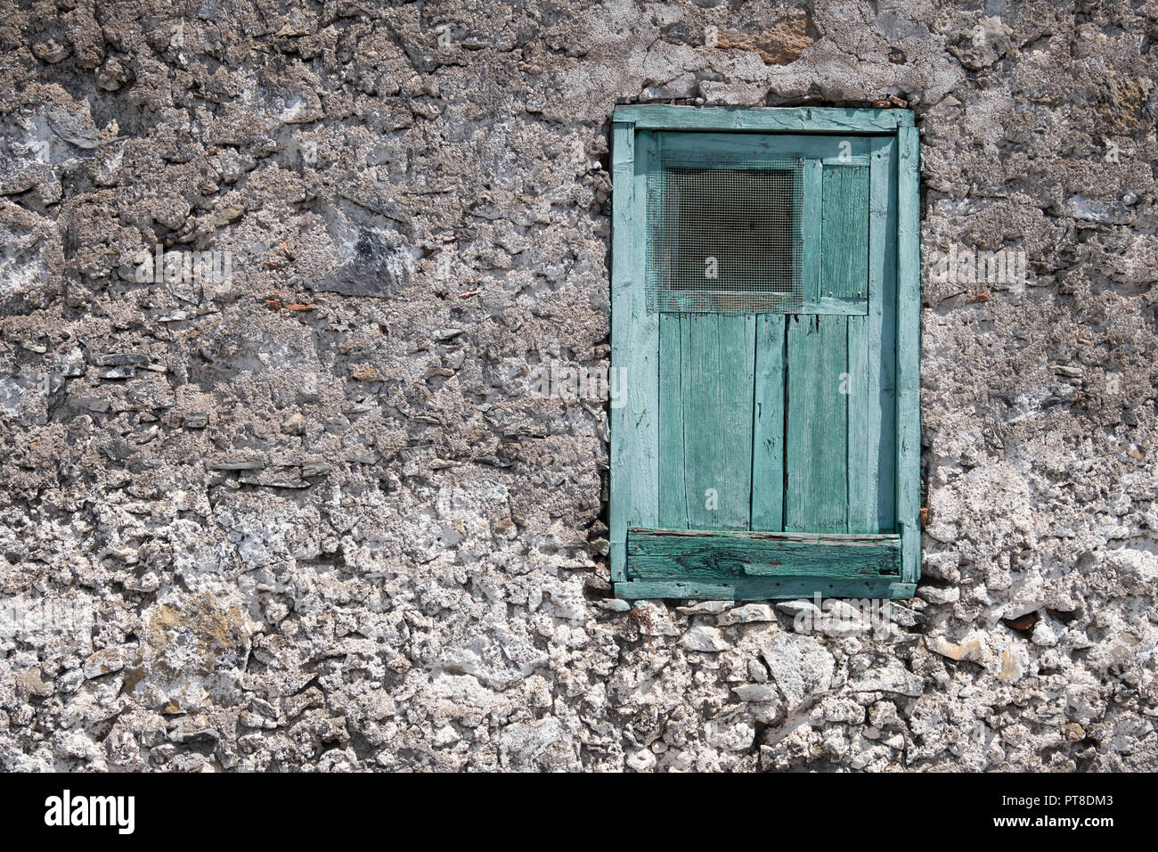 Vieille façade de maison en bois avec fenêtre et obturateur fermé - Banque D'Images