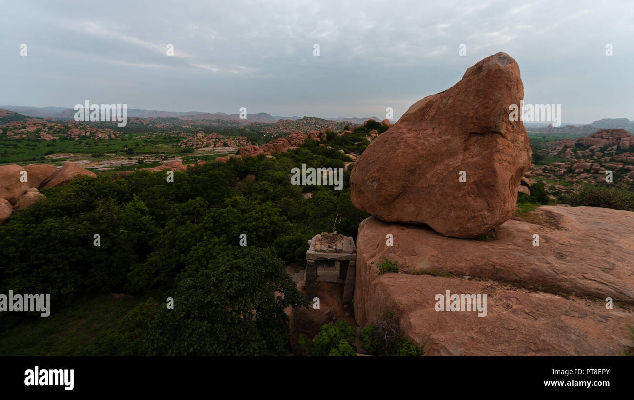 Vue sur les rochers du haut de la colline malyavanta dans Hampi Banque D'Images