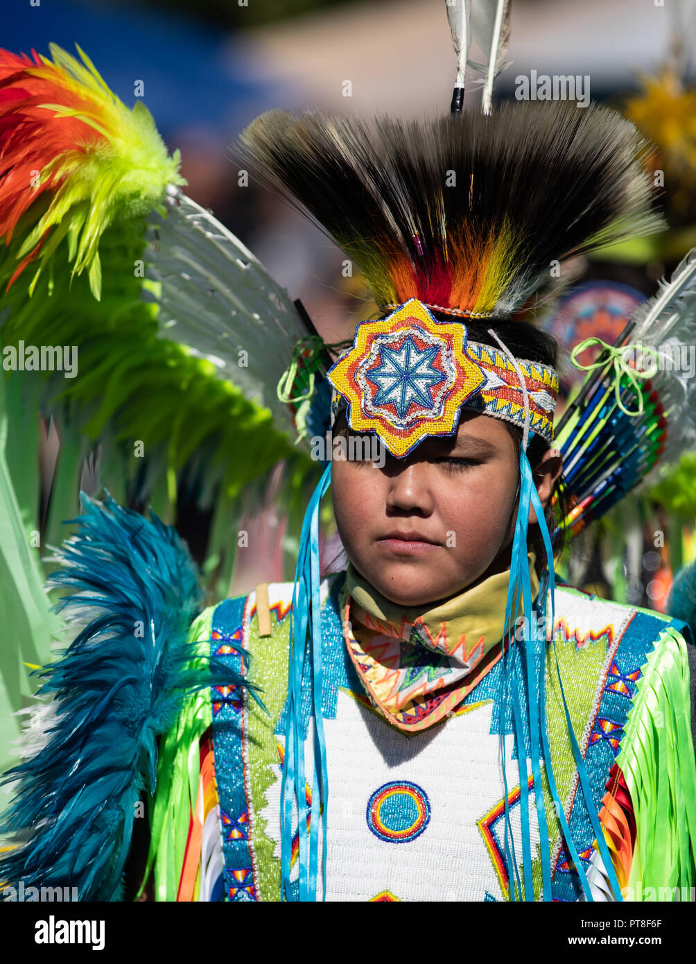 Les participants dancing style amérindien au pow-wow de Stillwater dans Anderson, en Californie. Banque D'Images