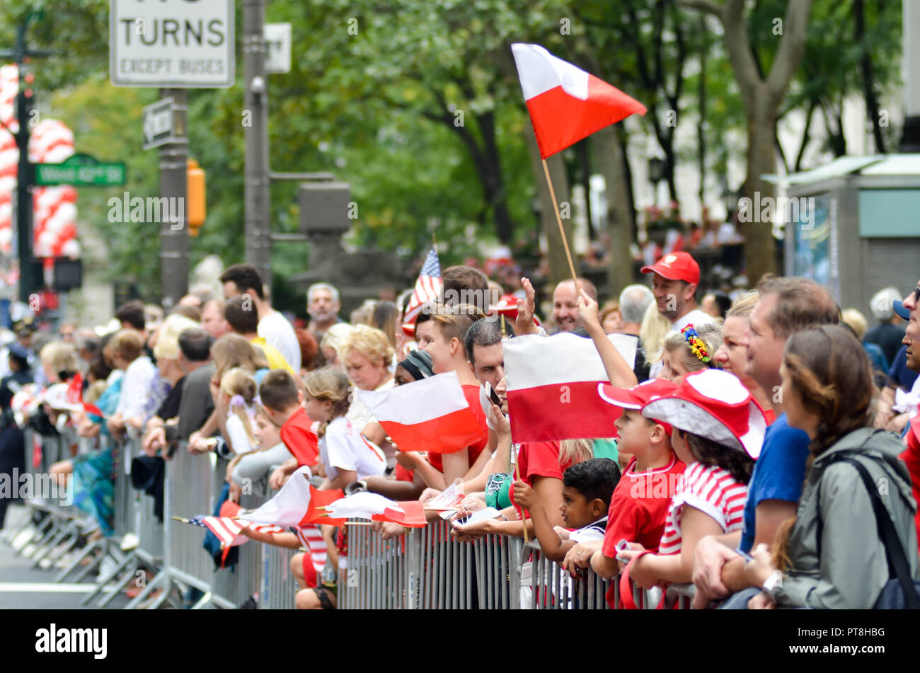 Manhattan, États-Unis. 07Th Oct, 2018. Des milliers de Polonais ont participé à la parade de Pulaski annuel était âgé de 81 sur la Cinquième Avenue à New York. Credit : Ryan Rahman/Pacific Press/Alamy Live News Banque D'Images