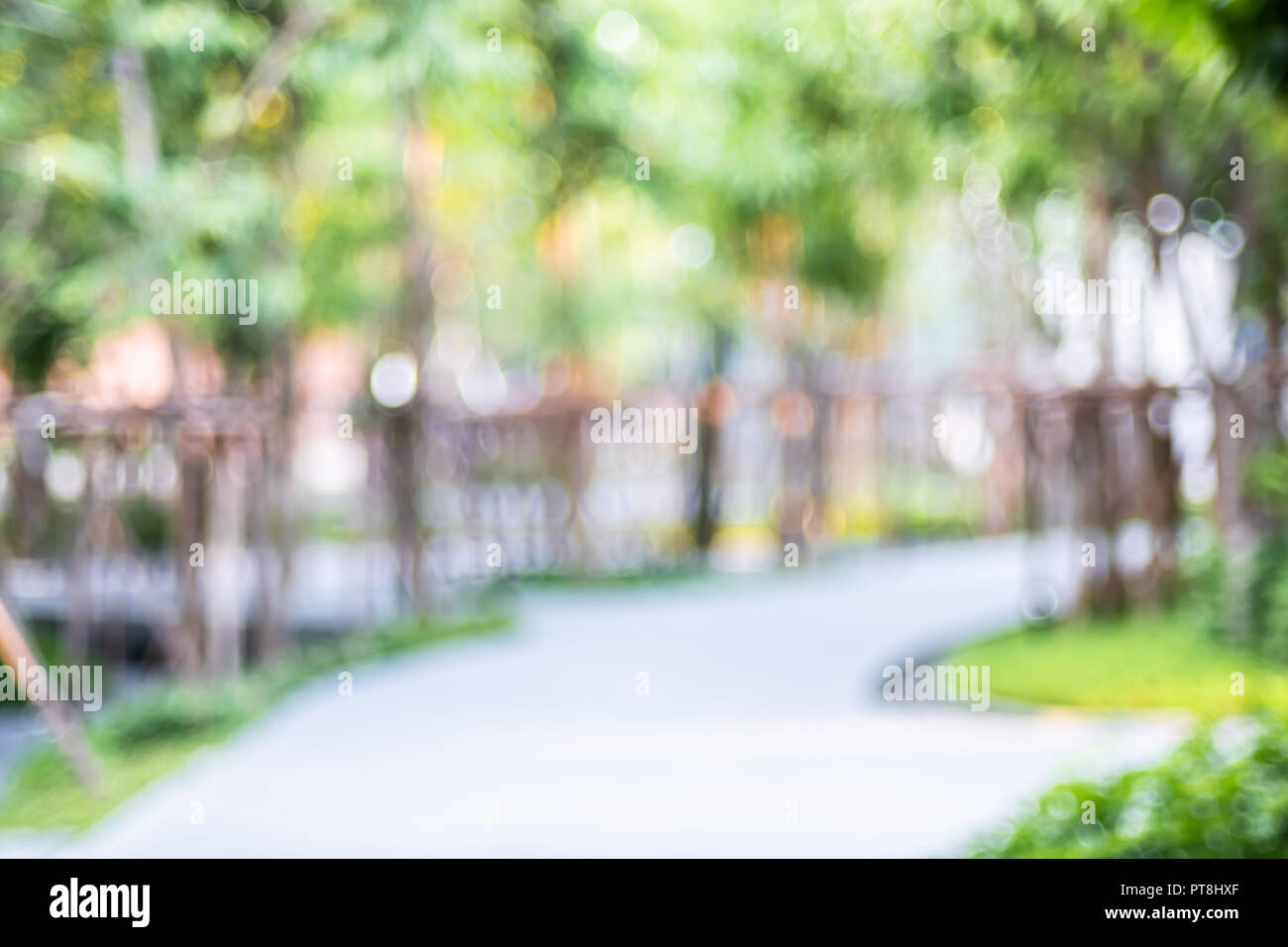 Arrière-plan flou de façon chemin en parc public en journée ensoleillée avec lumière effet bokeh Banque D'Images