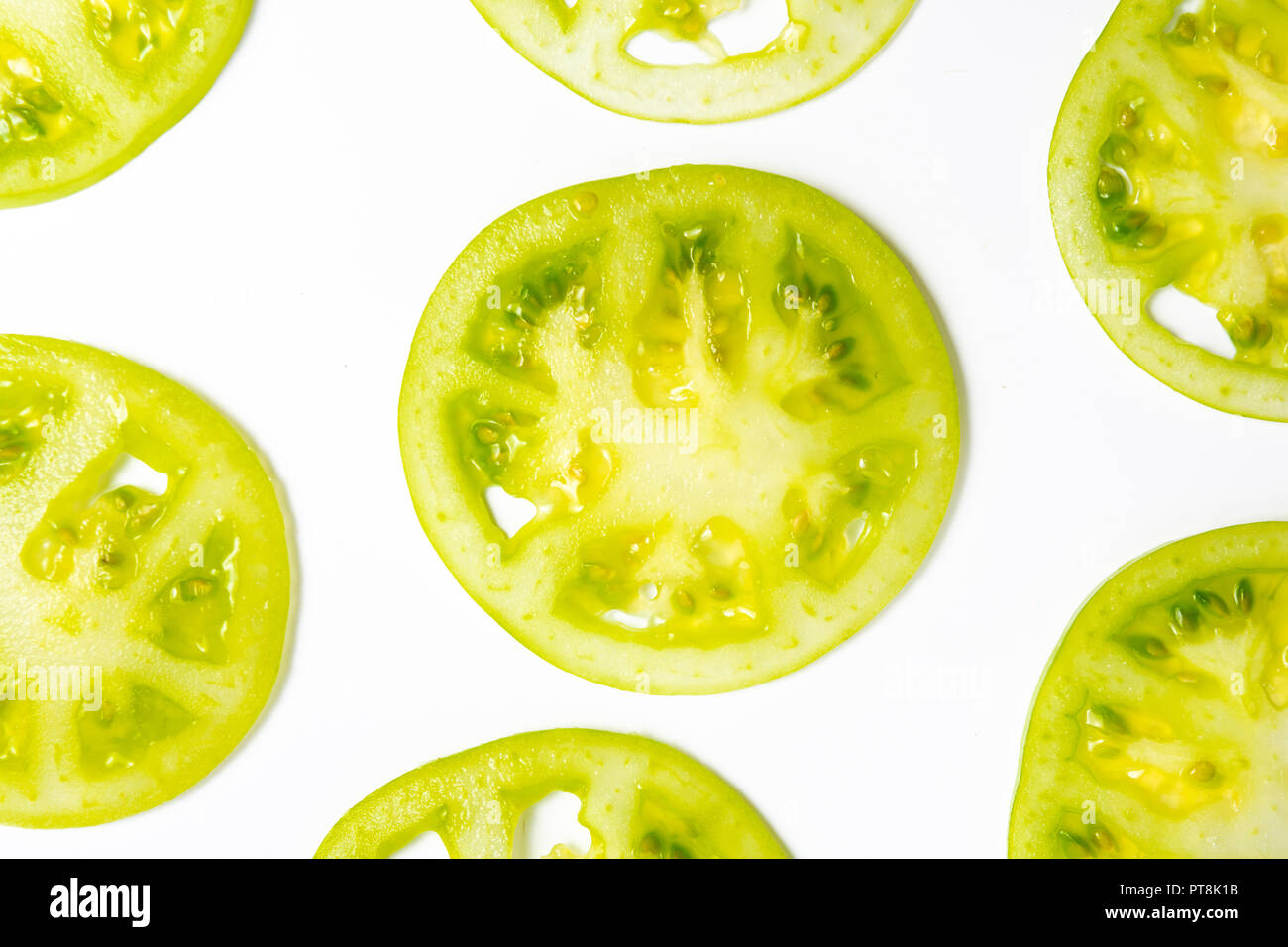 Tranches de tomate verte sur fond blanc Vue de dessus Banque D'Images