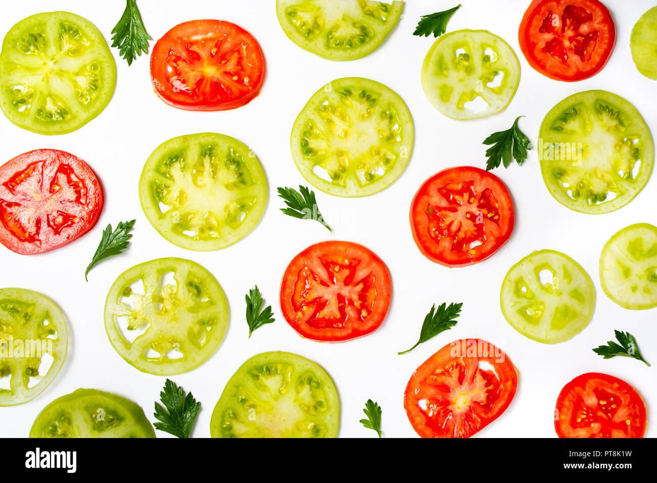 Tranches de tomate au basilic vert sur fond blanc Vue de dessus Banque D'Images