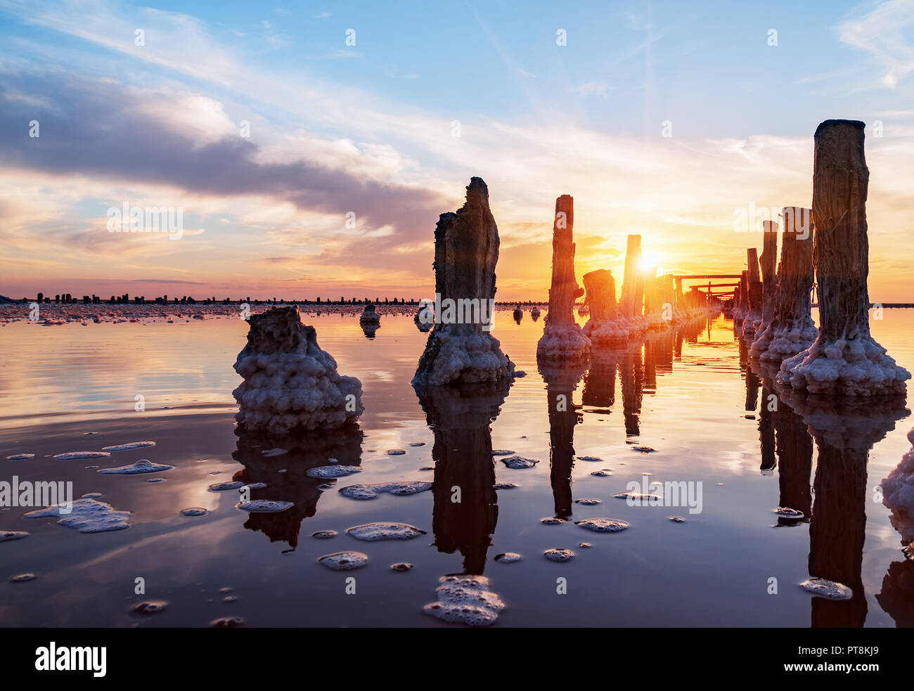 La saumure et le sel. Salt Lake avec des chevilles en bois.L'extraction de sel. Usine abandonnée. Banque D'Images