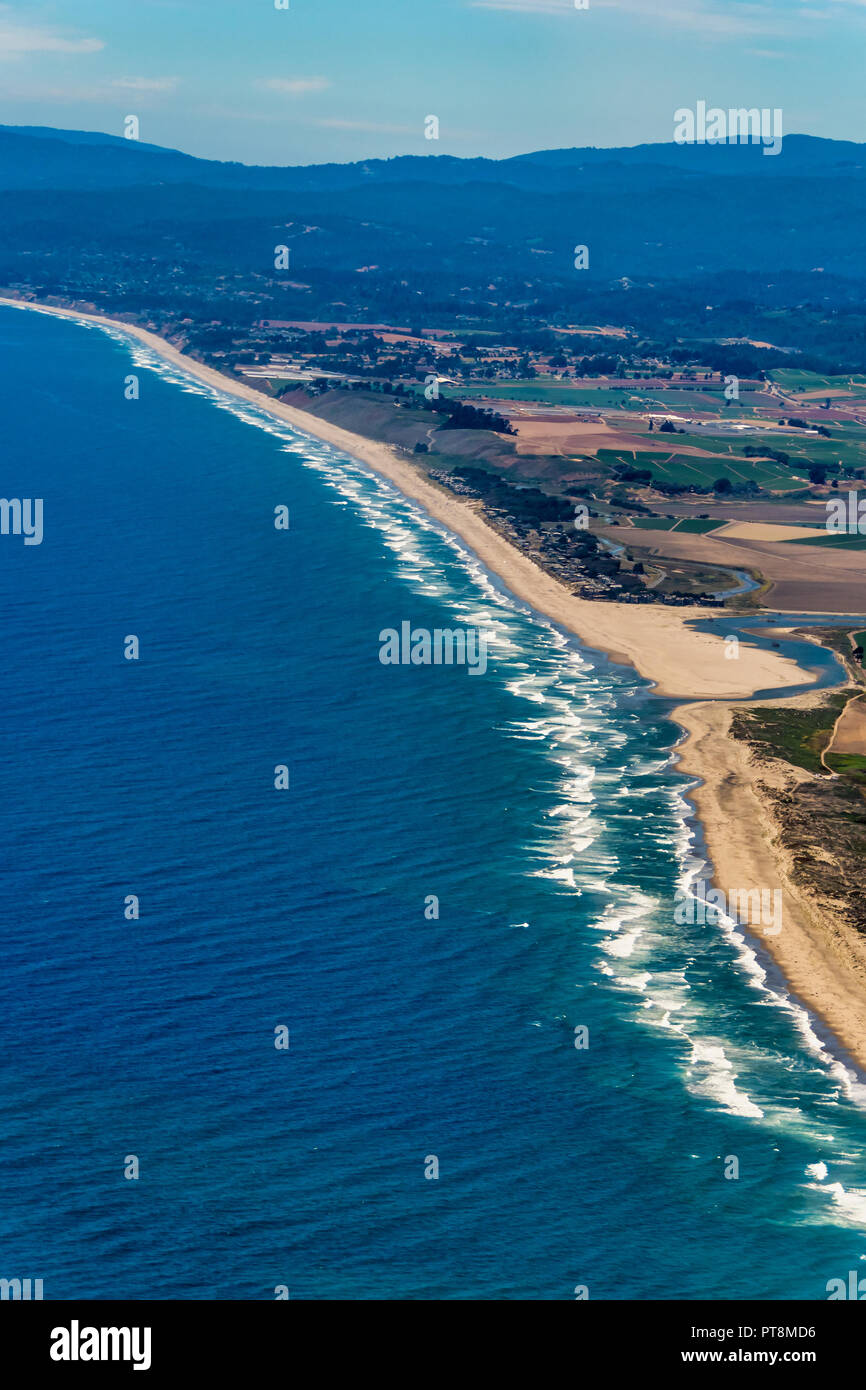 La vue aérienne de la côte californienne entre les villes de Monterey et Santa Cruz sur une journée ensoleillée. Banque D'Images