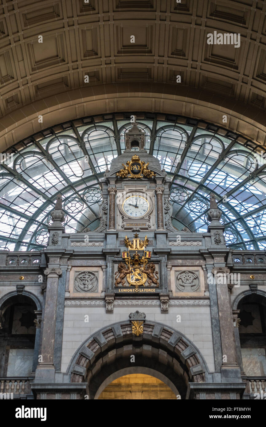 Anvers, Belgique - 24 septembre 2018 : Gris, Beige, brun et hall monumental escalier voûte au-dessus de la mairie à Antwerpen Centraal Station de chemin de fer. Banque D'Images