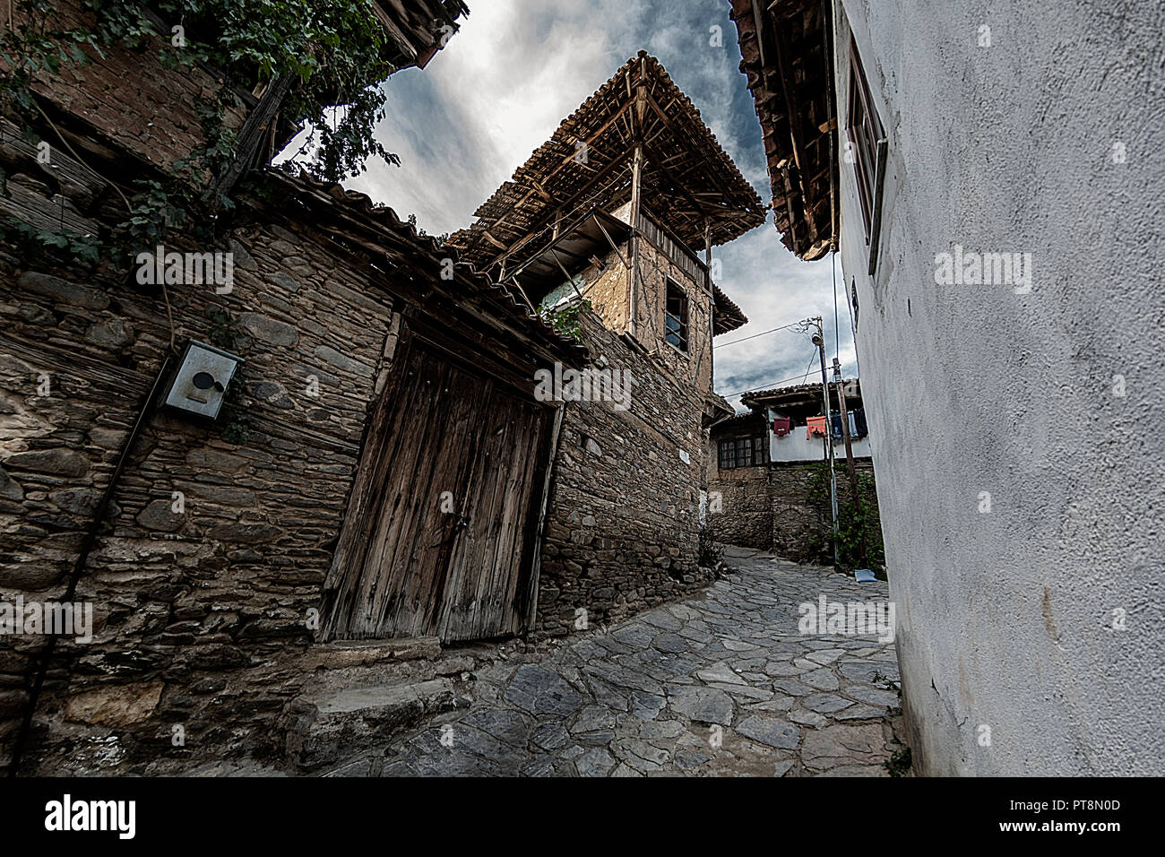 Birgi, caché dans un livre vert sur la géographie des pentes de Bozdağlar cool, peut être vu de platanes et des noyers avec de hauts murs de pierre, Banque D'Images