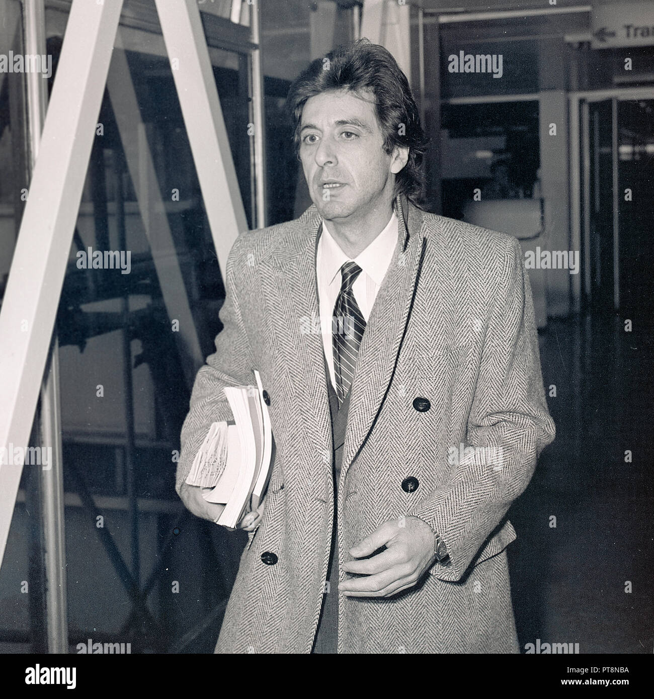 L'acteur américain Al Pacino arrivant à l'aéroport d'Heathrow en concorde à partir de New York en avril 1985 Banque D'Images