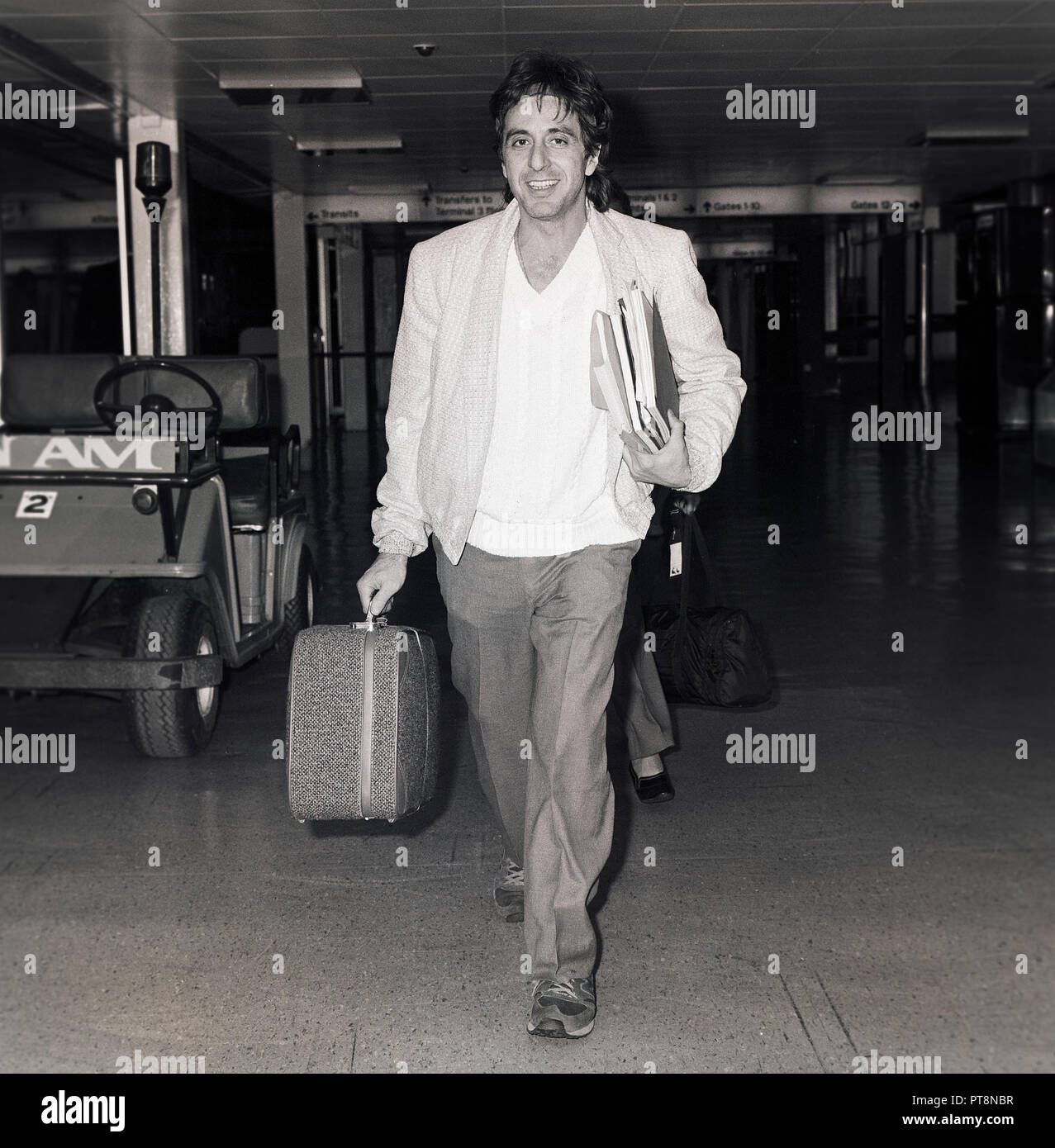 L'acteur américain Al Pacino arrivant à l'aéroport d'Heathrow en avril 1985. Banque D'Images