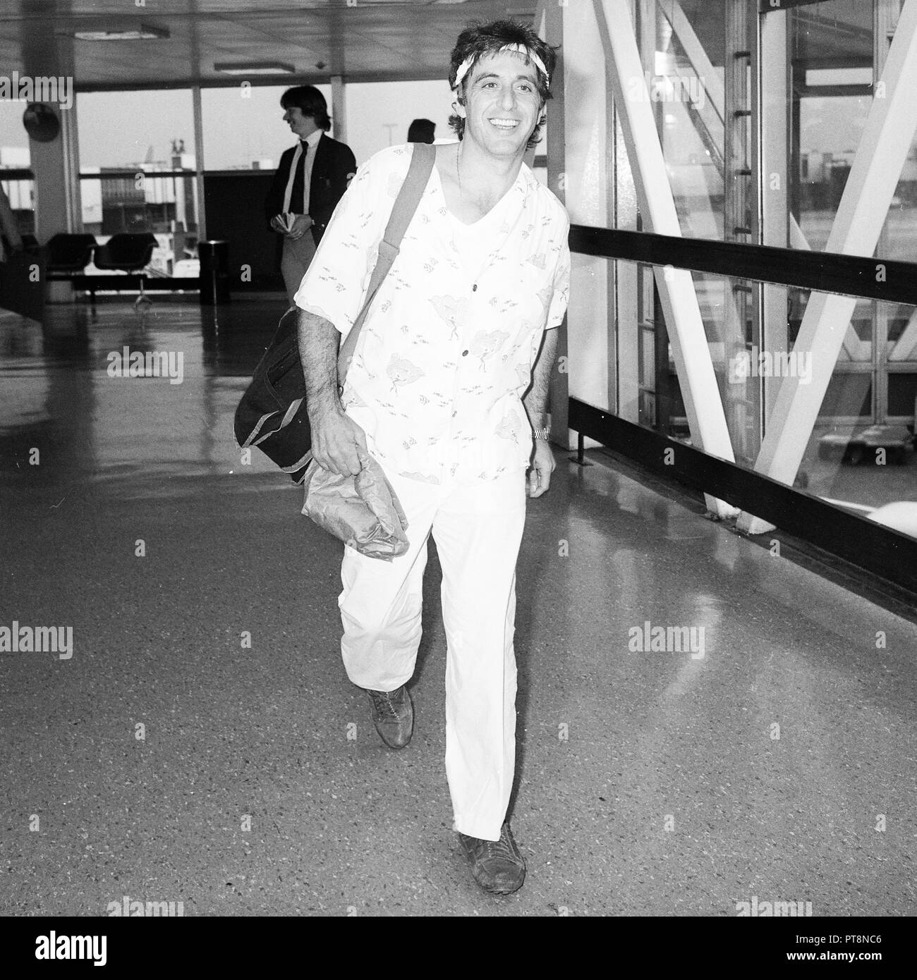 Oscar gagnant américain Al Pacino acteur arrivant en Concorde à l'aéroport d'Heathrow Août 1984 Banque D'Images
