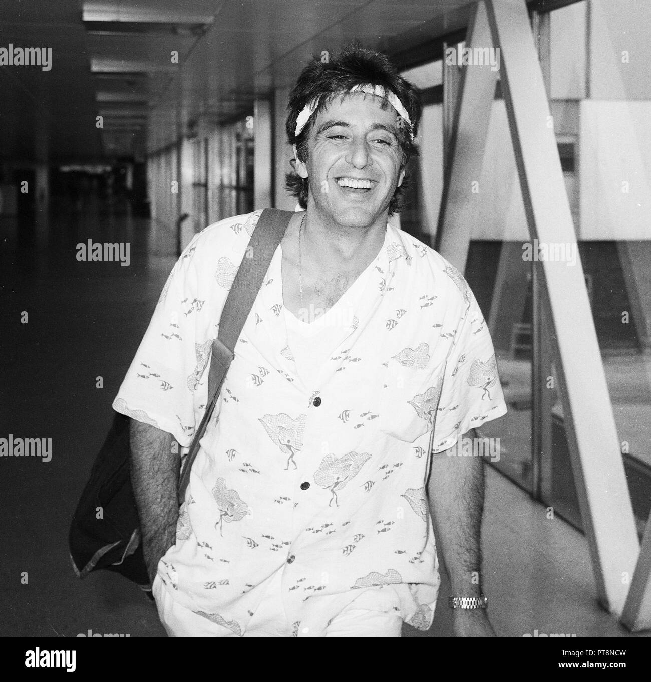 Oscar gagnant américain Al Pacino acteur arrivant en Concorde à l'aéroport d'Heathrow Août 1984 Banque D'Images