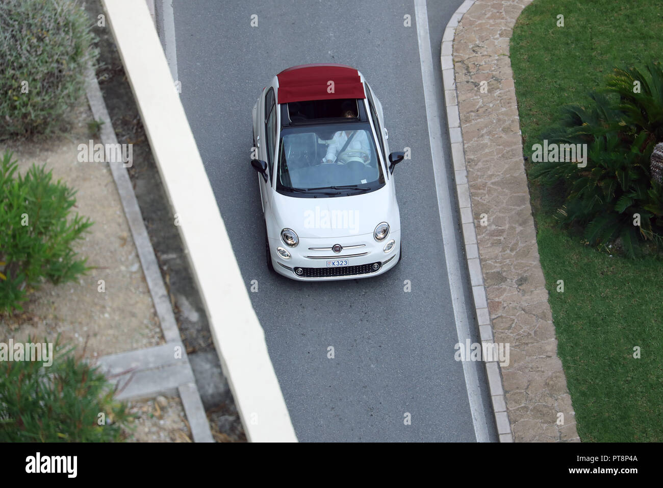 Monte-Carlo, Monaco - 5 octobre 2018 : Vue aérienne d'un beau blanc Fiat 500 Cabrio (Vue de dessus) roulant sur le Boulevard du Larvotto à Monaco, Fre Banque D'Images