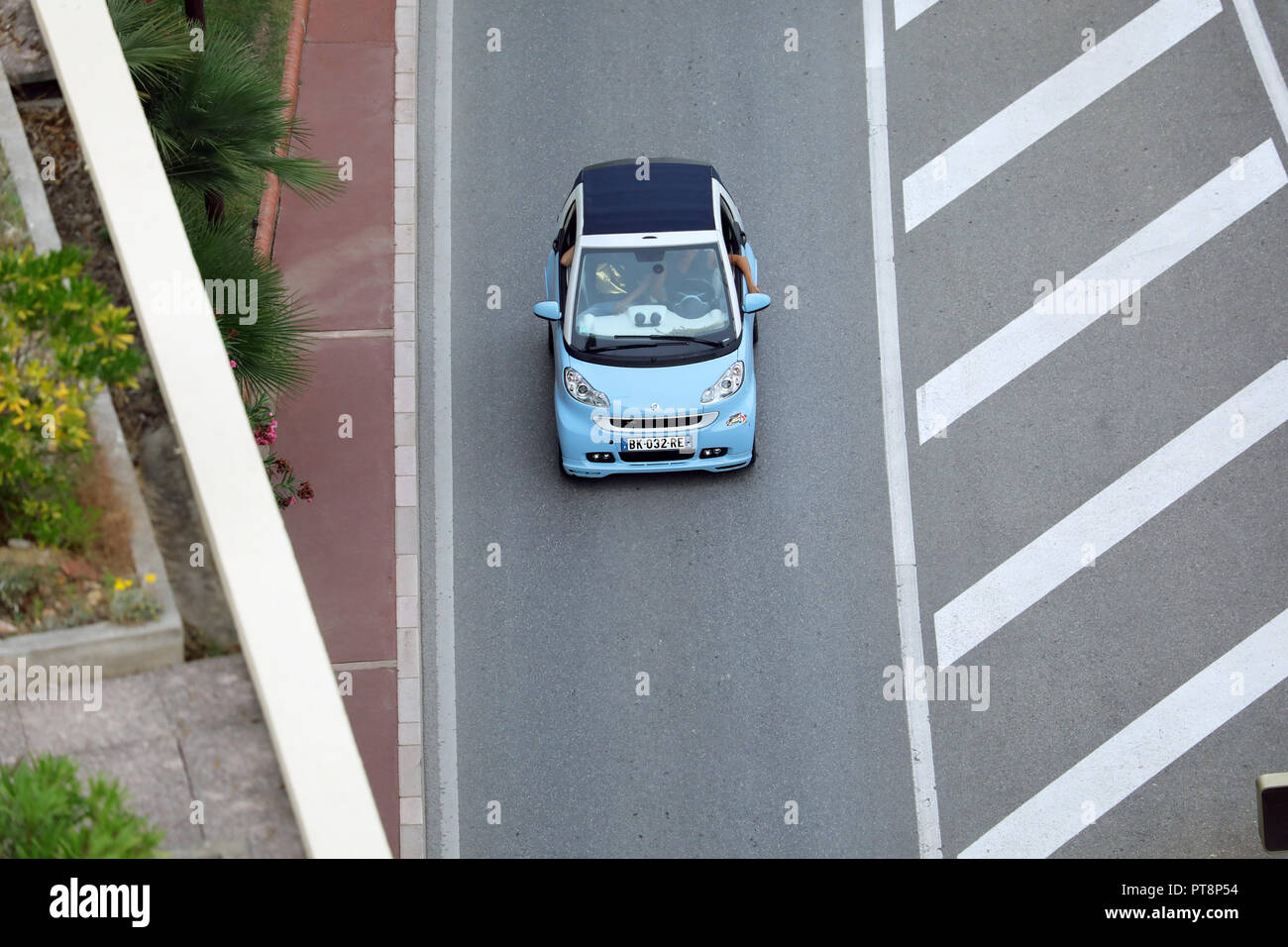Monte-Carlo, Monaco - 5 octobre 2018 : Vue aérienne d'une petite voiture de ville Smart fortwo Brabus bleu (Vue de dessus) roulant sur le Boulevard du Larvotto dans mon Banque D'Images