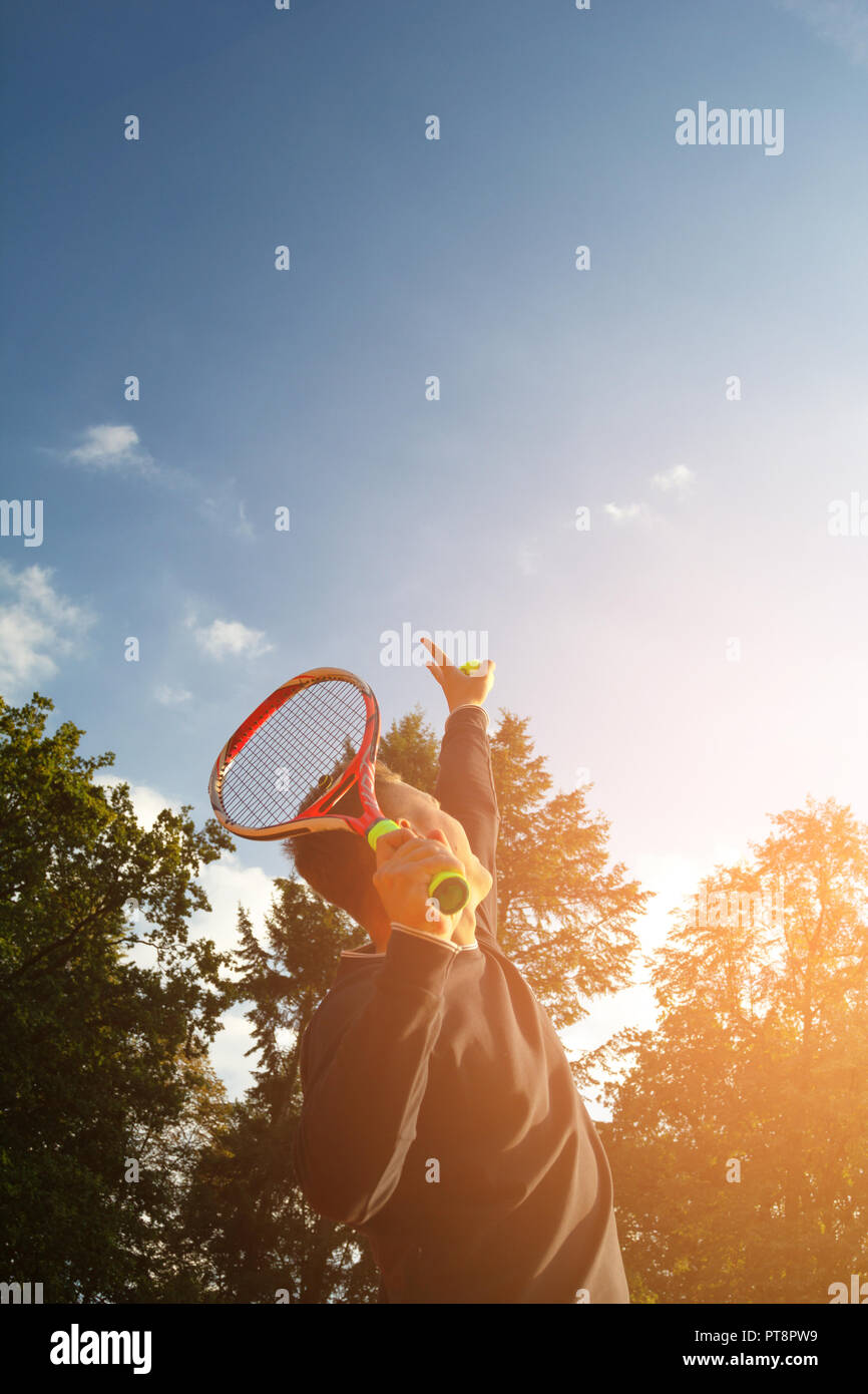 Un joueur de tennis se prépare à servir une balle de tennis lors d'un match Banque D'Images