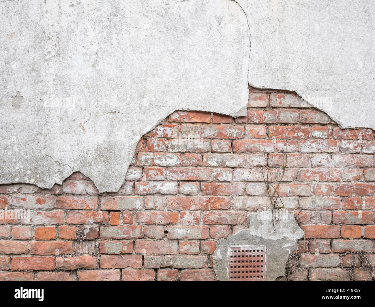 Vieux mur de briques abîmé devant être réparé car le ciment rend tombe. Briqueteries exposées, métaphore exposée, a frappé un mur de briques, secteur de la construction au Royaume-Uni. Banque D'Images