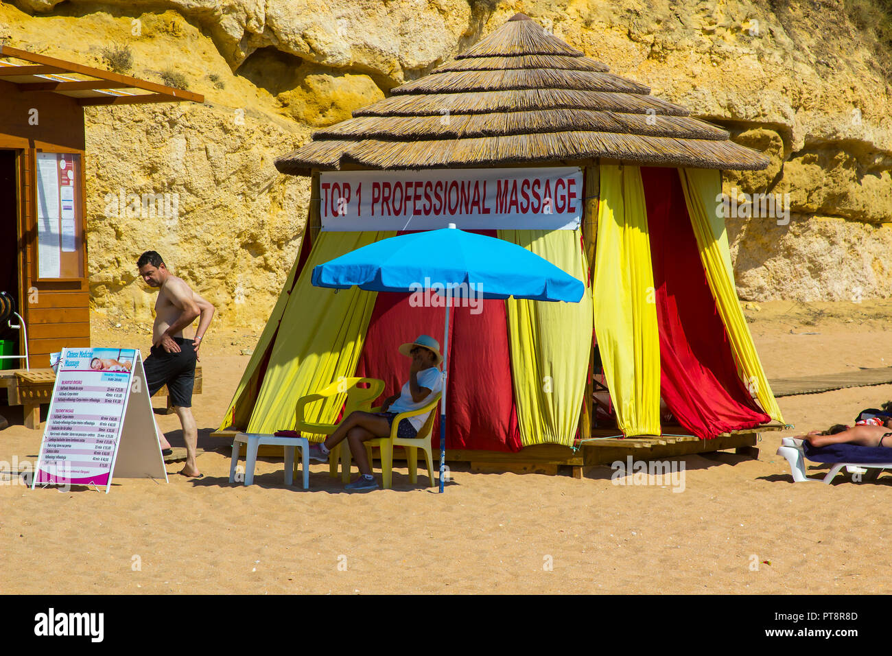 28 septembre 2018 un professionnel de massage tente sur la plage Praia Do Inatel plage près de la vieille ville Albuferia Portugal un jour ensoleillé chaud Banque D'Images