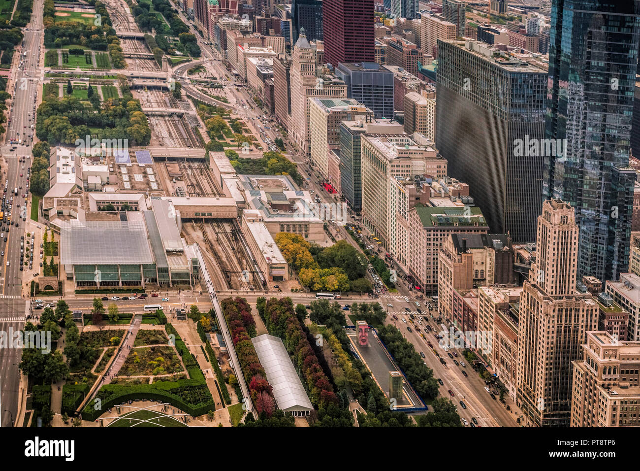 Chicago vue towrds et le Millennium Park à partir de l'Aon Center Banque D'Images