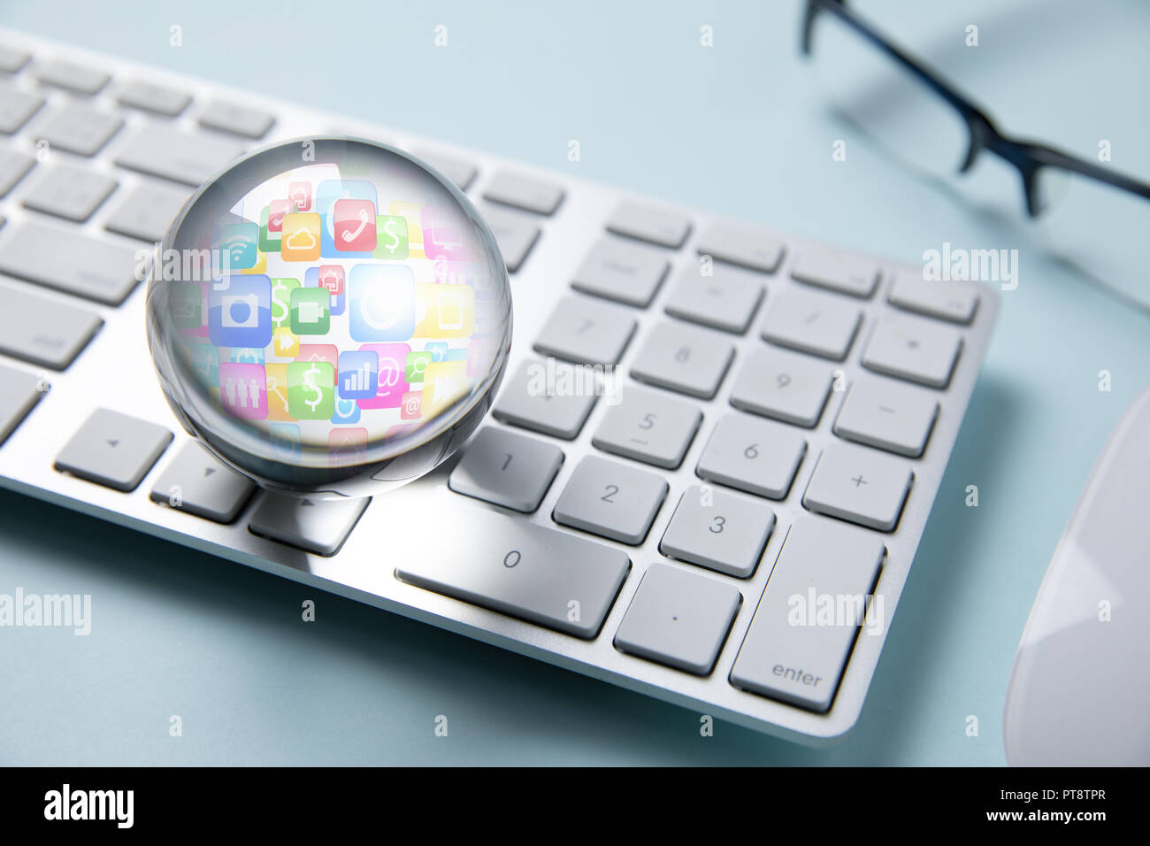 L'icône d'affaires en boule de cristal blanc sur le clavier de l'ordinateur Banque D'Images