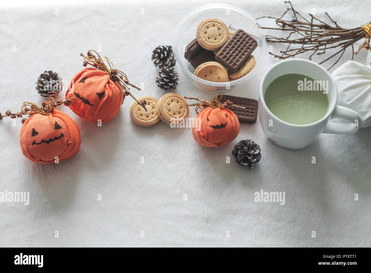 Thème de l'Halloween de snack pumkin et chocolat cookies Banque D'Images