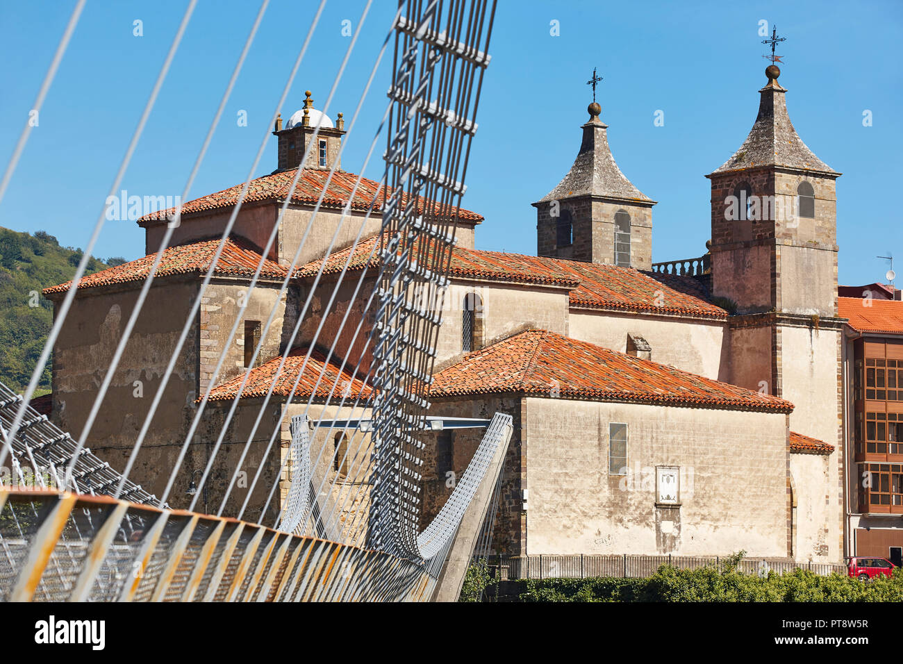L'église baroque avec pont moderne. Cangas del Narcea, Asturias. Espagne Banque D'Images
