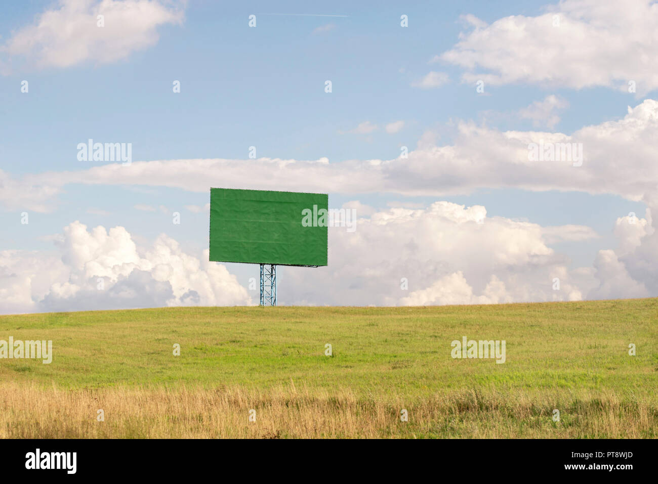 Moulin et de l'affichage dans le champ près de la route. Banque D'Images