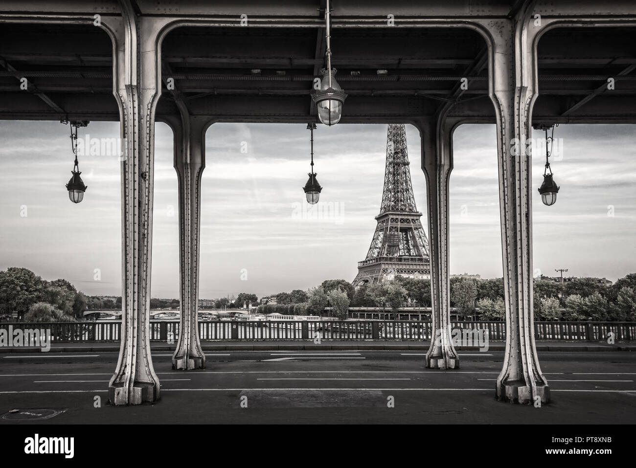 Pont Bir Hakeim, de la tour Eiffel en arrière-plan, Paris France Banque D'Images