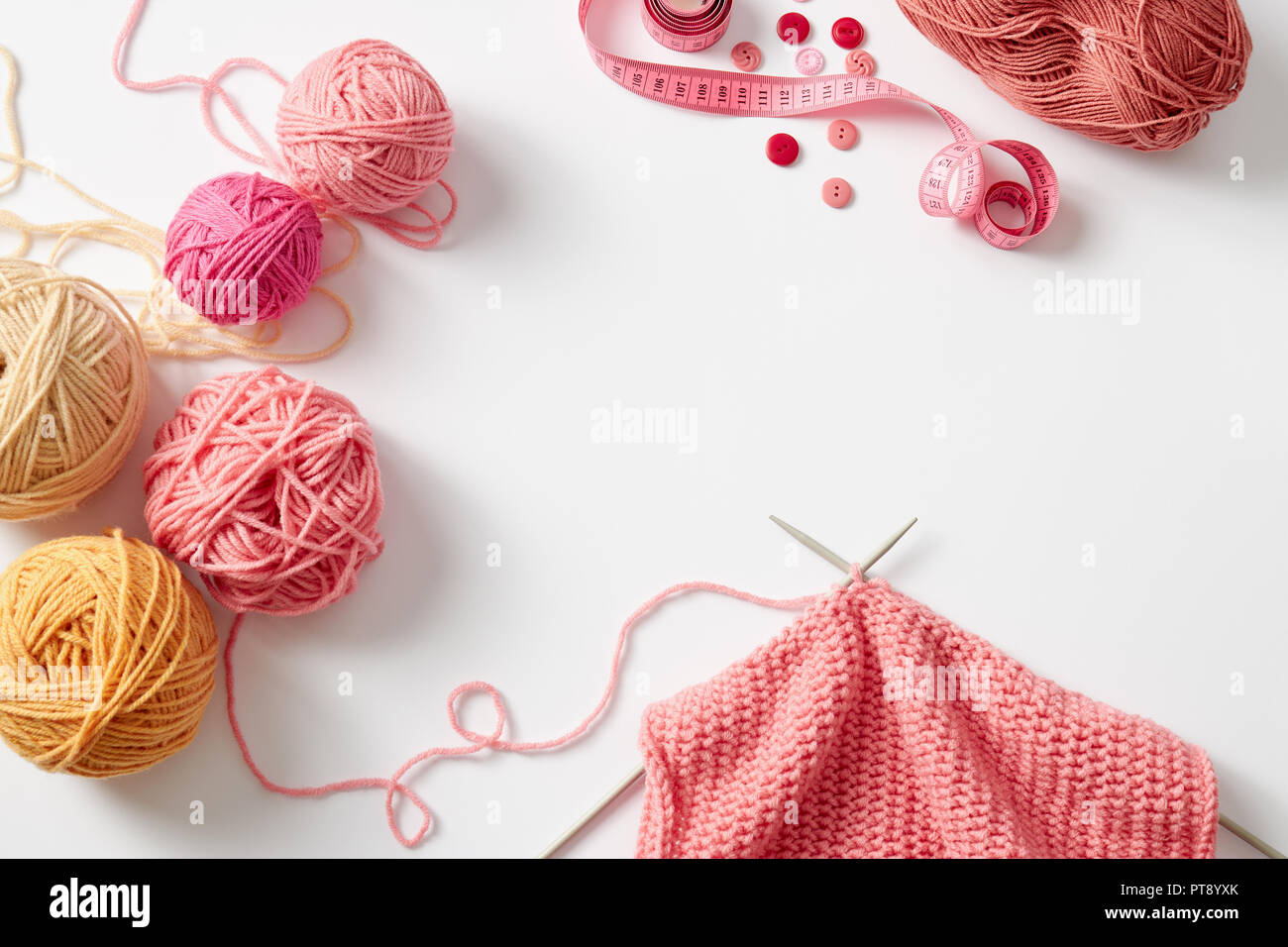 Projet de tricot en cours. Un morceau de pelote de laine à tricoter avec des aiguilles à tricoter et un. Banque D'Images