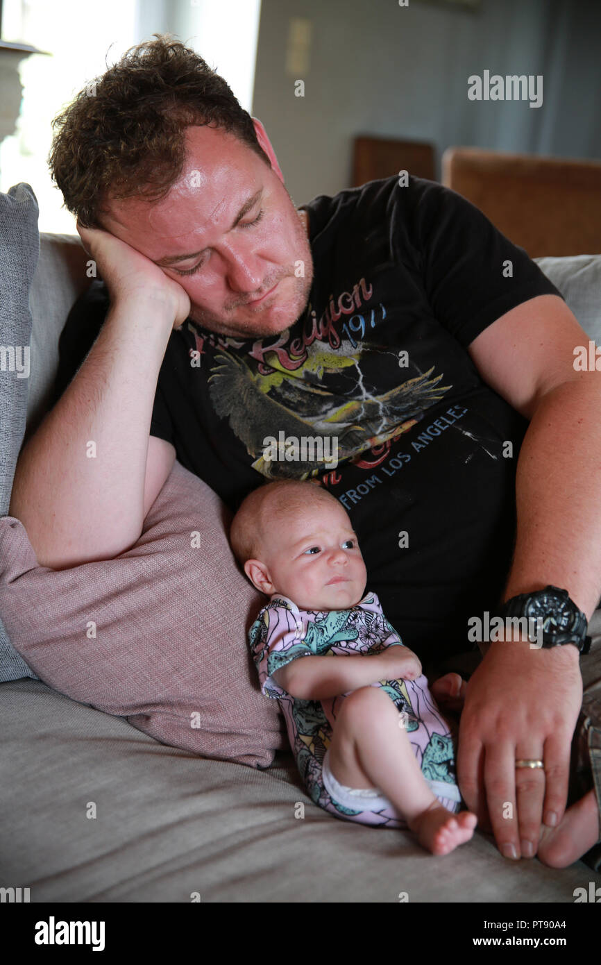 Fatigue Nouveau Pere Avec Bebe De 6 Semaine Photo Stock Alamy