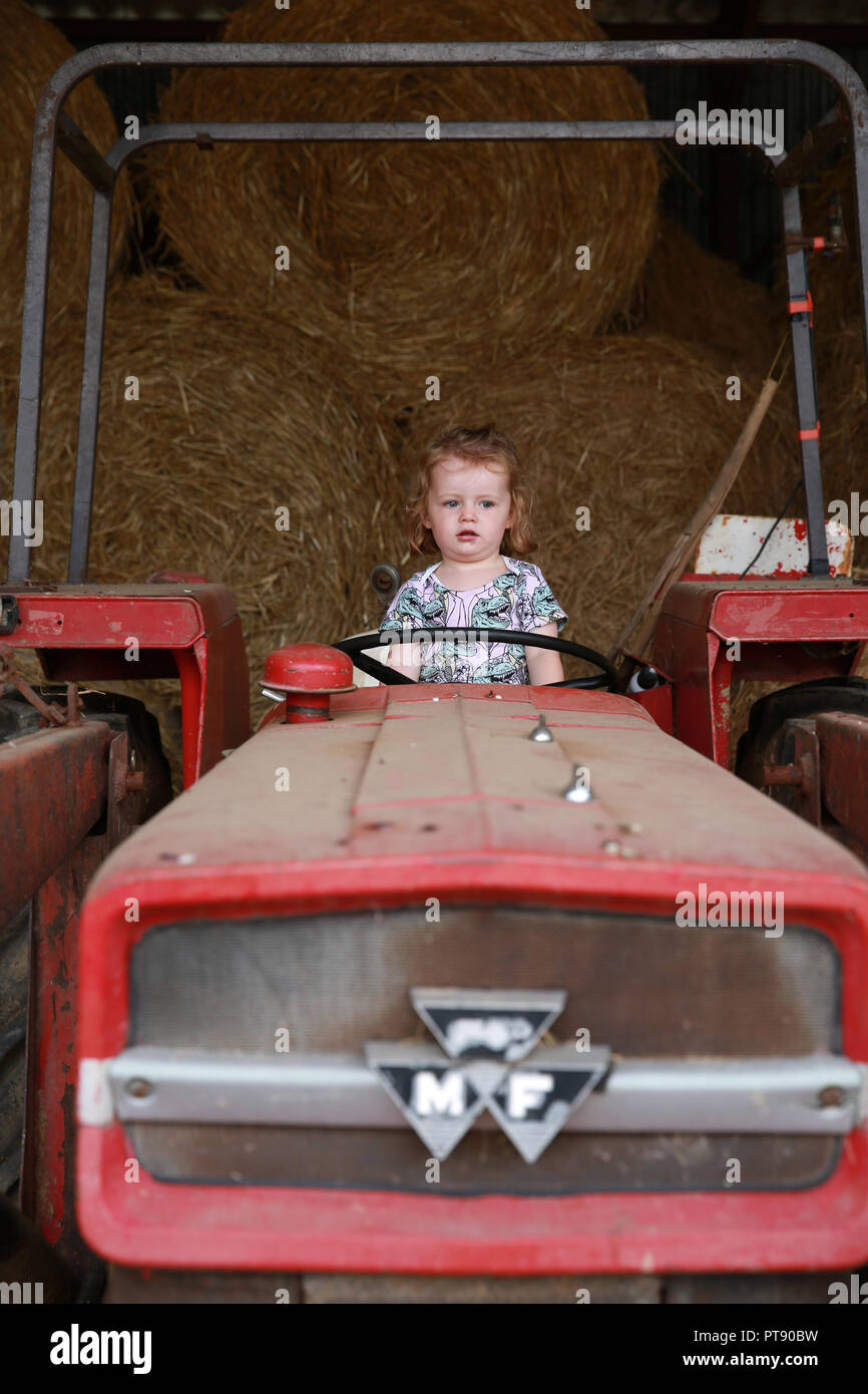 Enfant jouant sur un tracteur. Banque D'Images